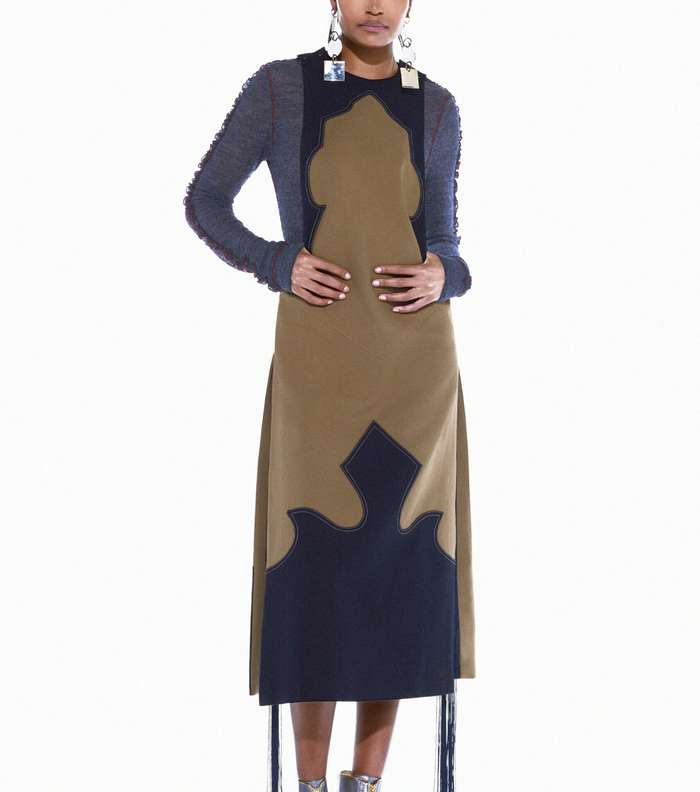 موضة الفستان متوسط الطول وبالقصة المستقيمة من BCBG