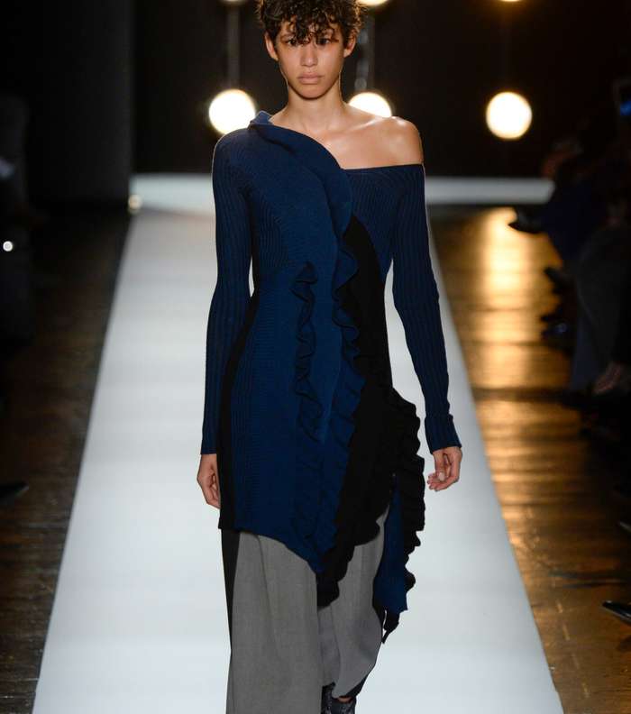 موضة الكنزات بقصة الـ Off Shoulders مع الكشاكش من BCBG لشتاء 2017