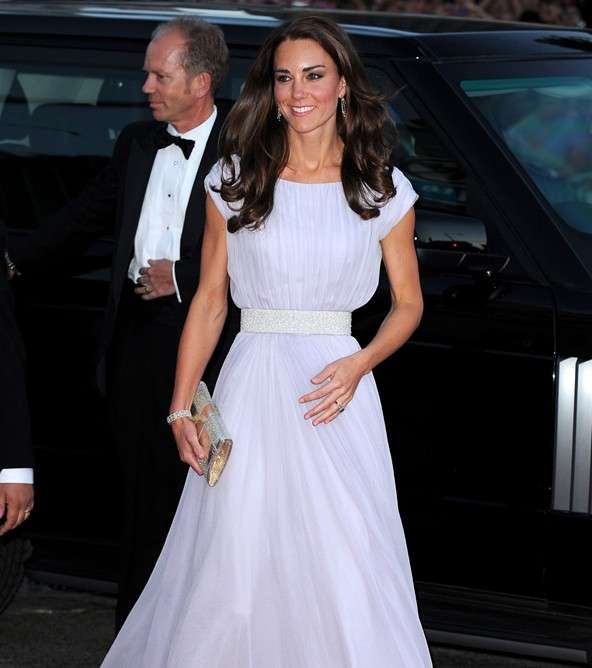 كيت ميدلتون تتألق بفستان رسمي طويل من ألكسندر ماكوين