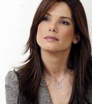 الإطلالة الكلاسيكيّة الناضجة تطبع صورتها في الأذهان