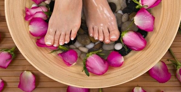 3 خلطات منزلية للتخلص من تعرق القدمين