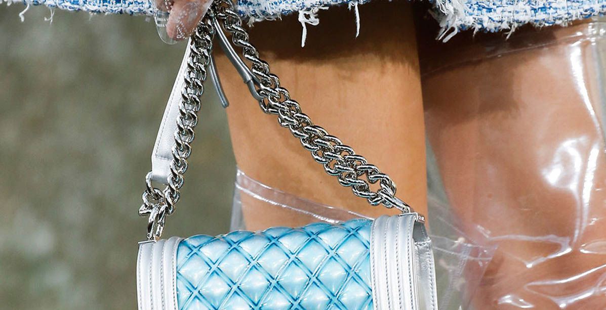 حقيبة البوي من CHANEL باللون الميتاليكي لصيف 2018