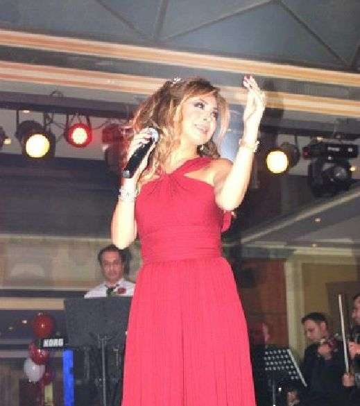 نوال الزغبي بفستان باللون الأحمر