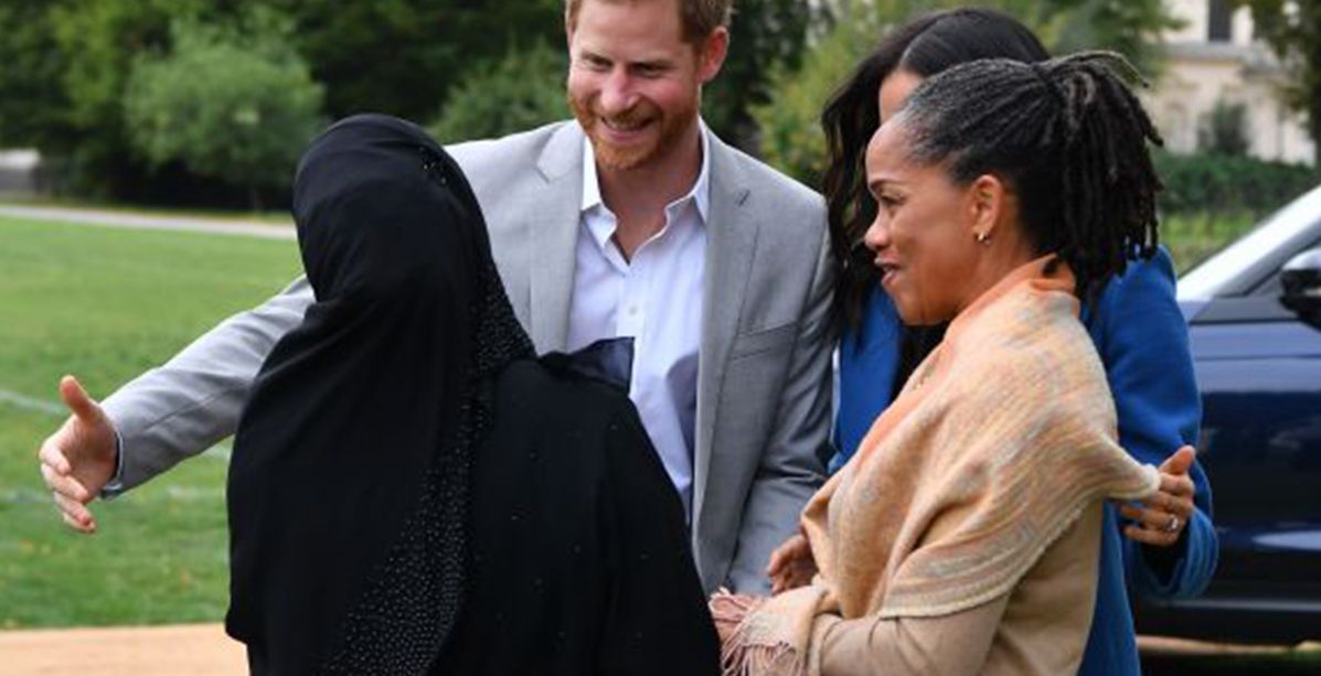 موقف محرج يتعرض له الأمير هاري والسبب تقبيله لإمرأة مسلمة