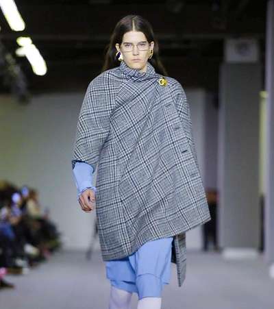 معطف بالقصة غير المتساوية من توقيع علامة بلانسياغا Balenciaga