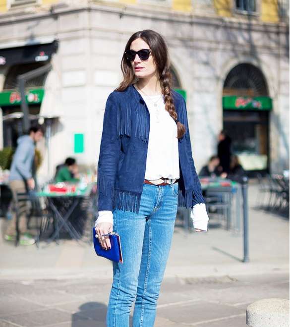 لإطلالة مميّزة في موسم الشتاء، ارتدي سترة الشراريب مع الأحذية الرياضية