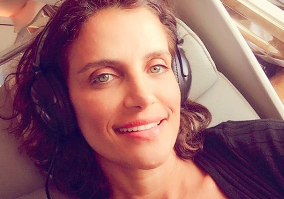 الشباب الواضح على وجهها