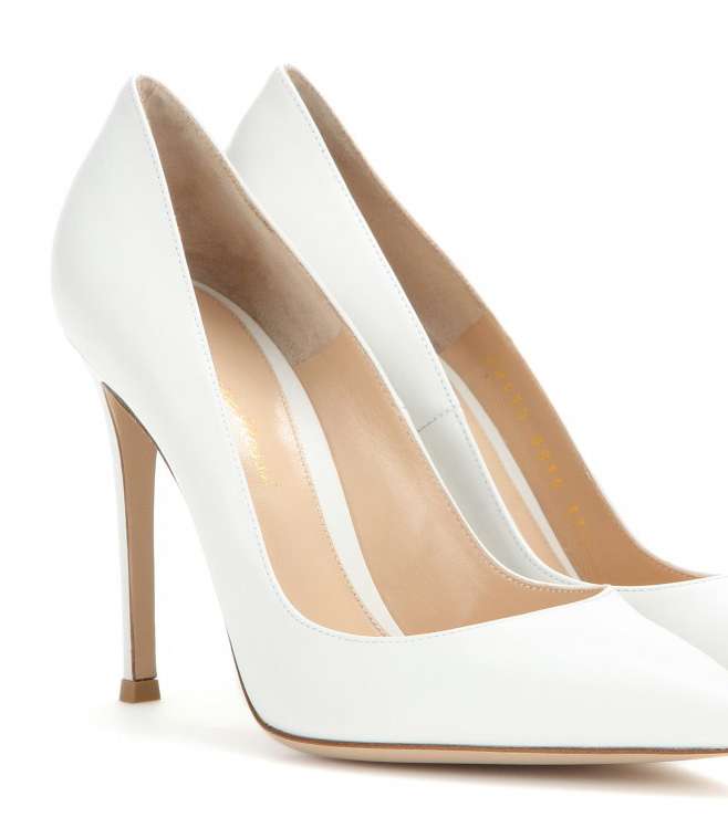 اختاري الحذاء الابيض من توقيع Gianvito Rossi بالتصميم الكلاسيكي