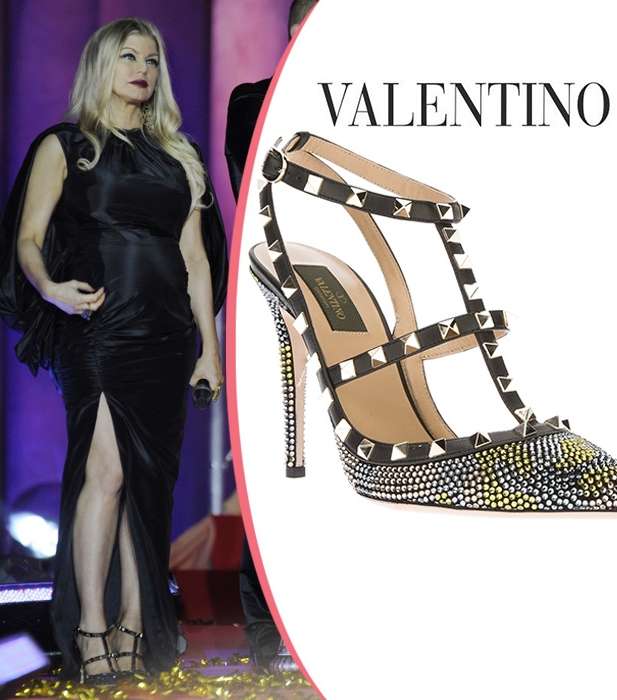نسّقي حذاء فالينتينو Rockstud مع الفساتين بالشق الطويل