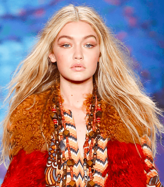أسلوبا ماكياج مختلفان خلال عرض Anna Sui النيويوركي لصيف 2016