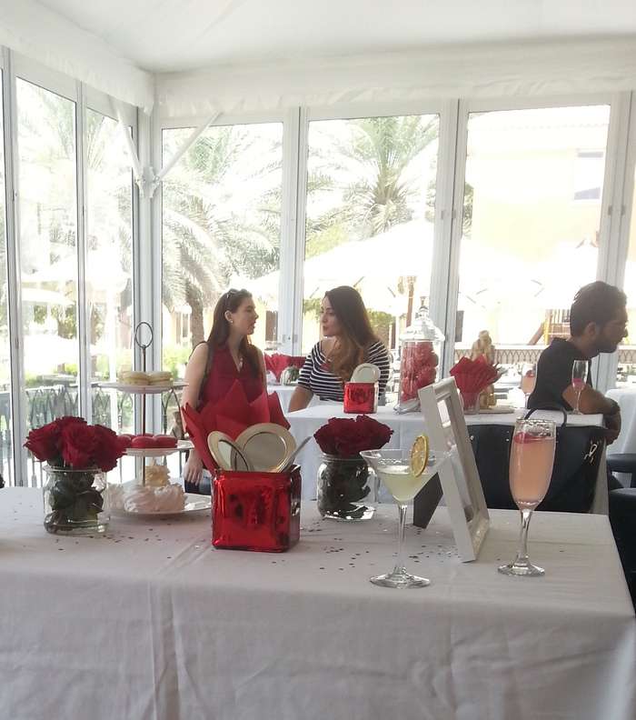 ضيوف الحفل يستمتعون أجواءاً رومنسية في مطعم Maison Mathis