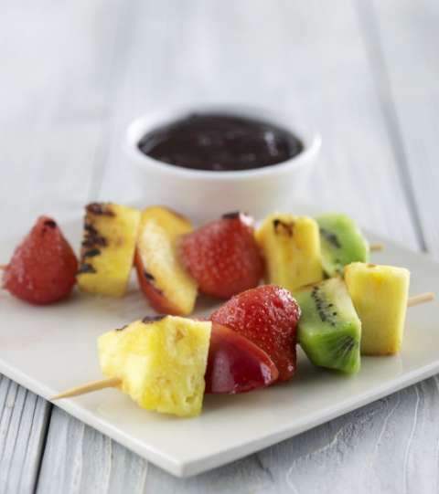 كوب من الفواكه وملعقتين من الشوكولاته المرّة المذوّبة، محافظة على الريجيم ووجبة من الحلوى!