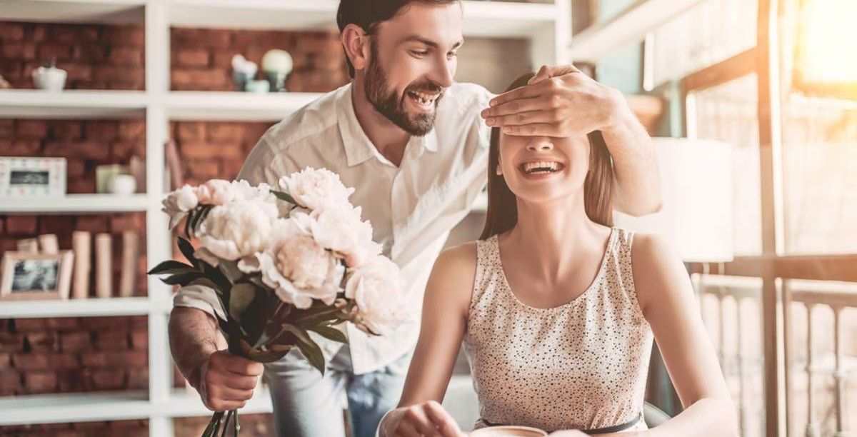 علامات حب الزوج لزوجته بجنون