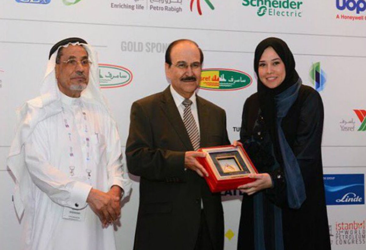 بدور الصبان تستلم جائزة المركز الثاني للتميز القيادي