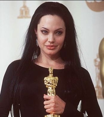 تتسلّم جائزة الأوسكار عن دور أفضل ممثلّة مساعدة في العام 1999
