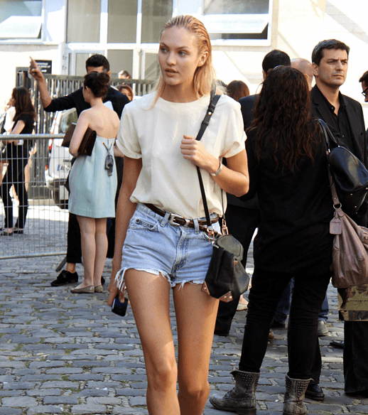 على طريقة candice swanepoel، اختاري شورت الجينز الممزق