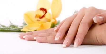 5 وصفات طبيعيّة للعناية بأظافرك