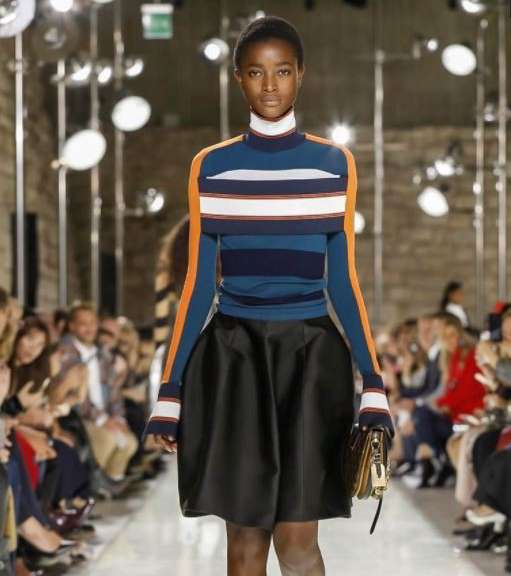 فستان مقلم من توقيع علامة لويس فويتون