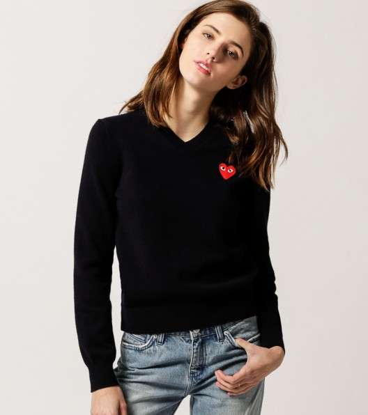 التوبات برسمة القلب من Comme des garcons play