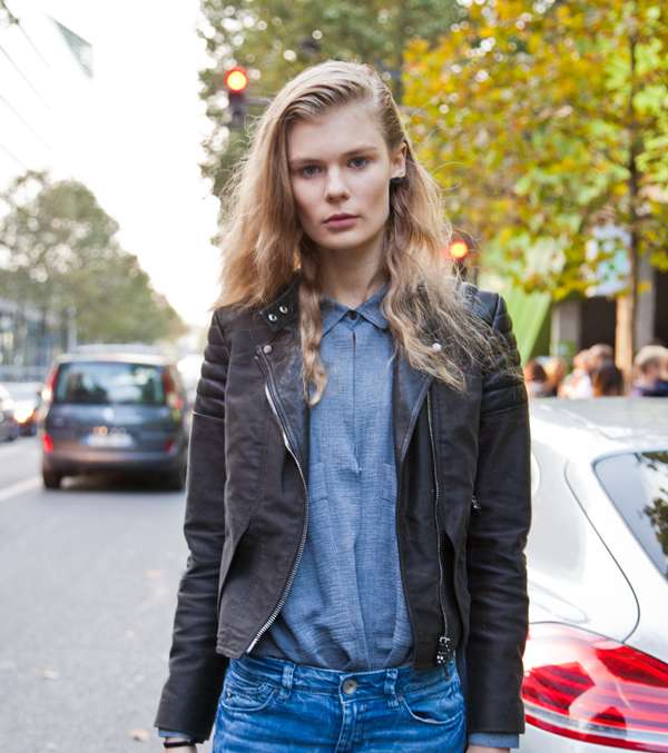 عارضة الازياء Elizabeth Ljadov تعتمد موضة السترة الجلدية باسلوب الدراجة النارية
