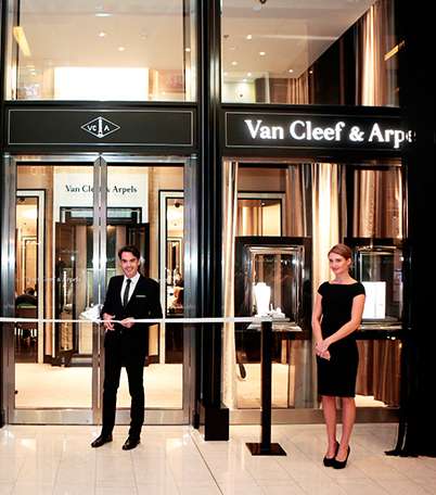 صور احدث مجموعة من مجوهرات Van Cleef & Arpels في دبي