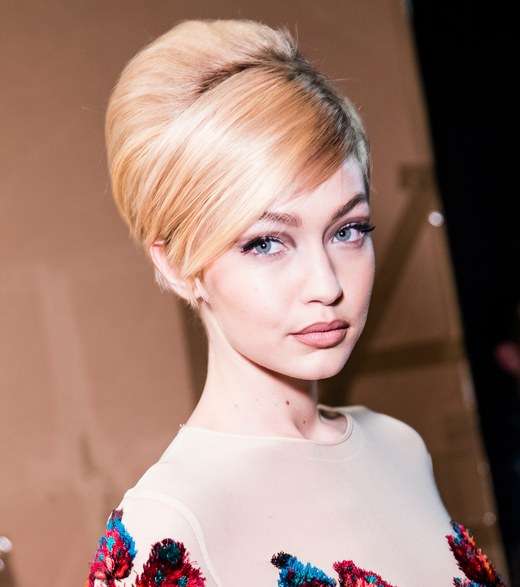 إطلالة أيقونات الزمن الجميل مع Moschino