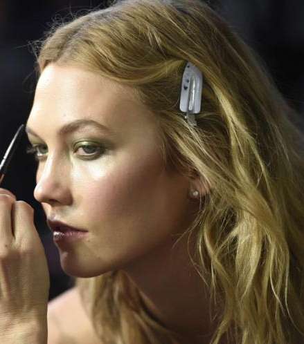 صورة من كواليس ماكياج Versace لشتاء 2016