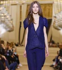تعرفي على سر الأناقة والرقي مع أزياء Roland Mouret لربيع وصيف 2016