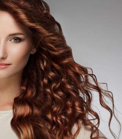 تعد الحناء علاجاً مثالياً لقشرة الشعر، وهي كفيلة بتخليصك منها نهائياً 