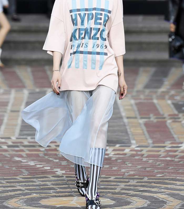 الفستان باسلوب T Shirt فضفاضة مطبعة مع التول في اسفله من Kenzo لربيع وصيف 2018
