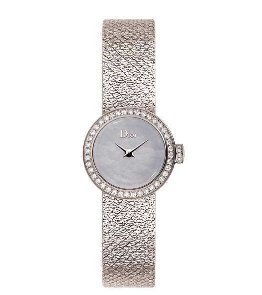 استوحي اطلالاتك هذا الموسم من ساعة La D de Dior Satine