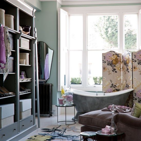 غرفة الملابس في غرفة الاستحمام