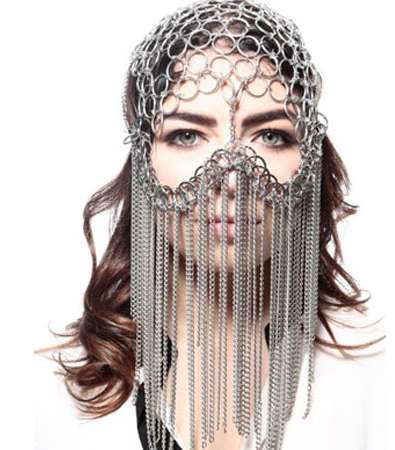 دينا مدني، شخصية تهتمّ بالشؤون السياسية