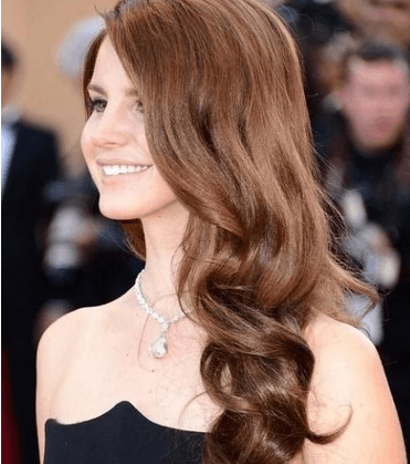 قصة الشعر الطويل المدرّج مع لانا ديل راي