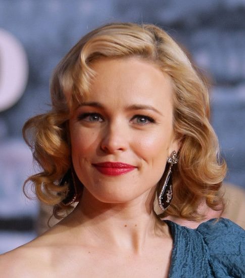 شفاه الفوشيا في إطلالة ريترو أنيقة