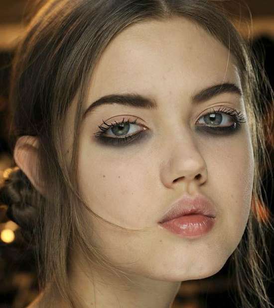 عيون جذابة بآي لاينر ملطّخ