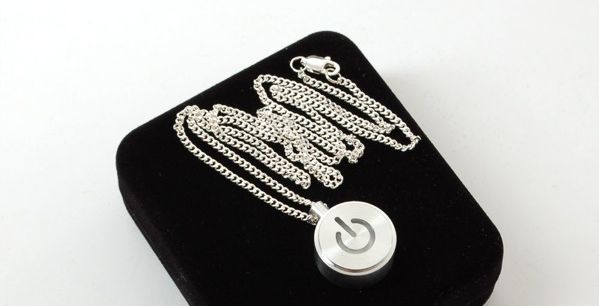 قلادة iNecklace لعاشقات Apple!