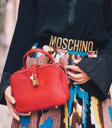 ارتدي حزام موسكينو مع التنورة في شتاء 2017