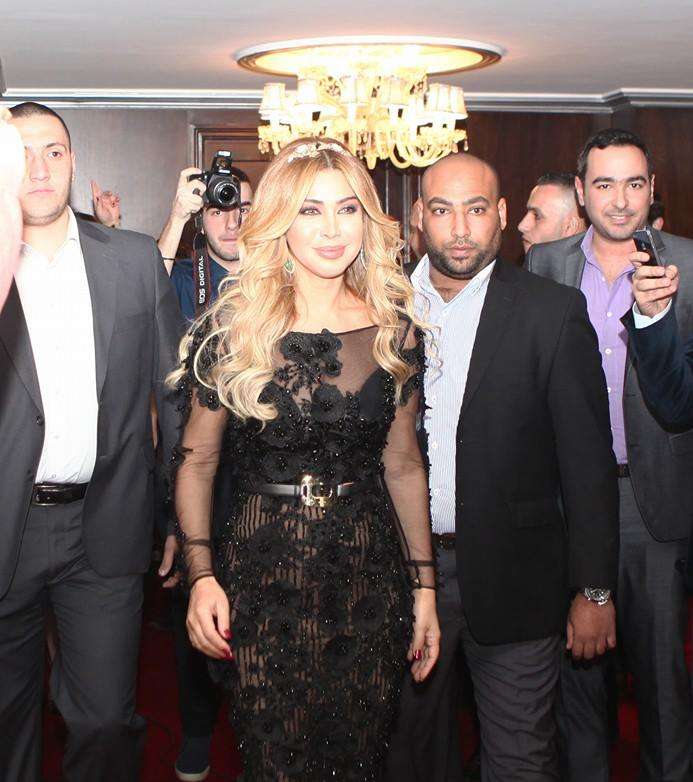 نوال الزغبي تتألق بفستان أسود بأكمام طويلة من الدانتيل 