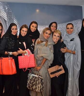 أبرز نساء المجتمع زرن معرض الصور الفوتوغرافية