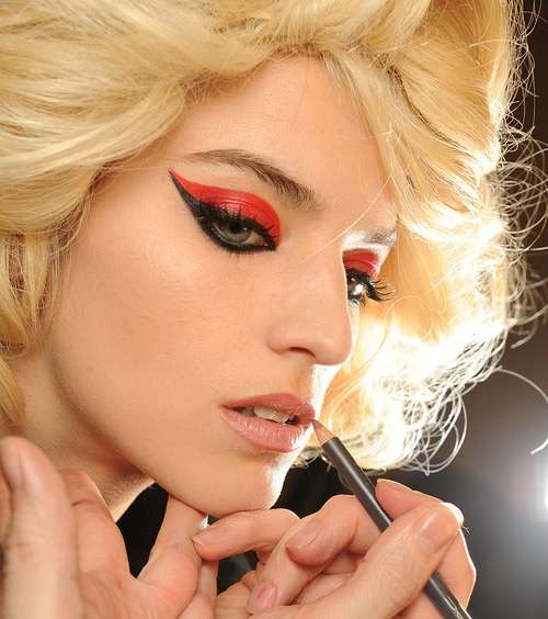 الآيلاينر المزدوج بالأسود والألوان