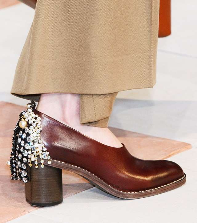 اطلالة ملفتة، اليك الحذاء بكعب الـ Block heels من سيلين