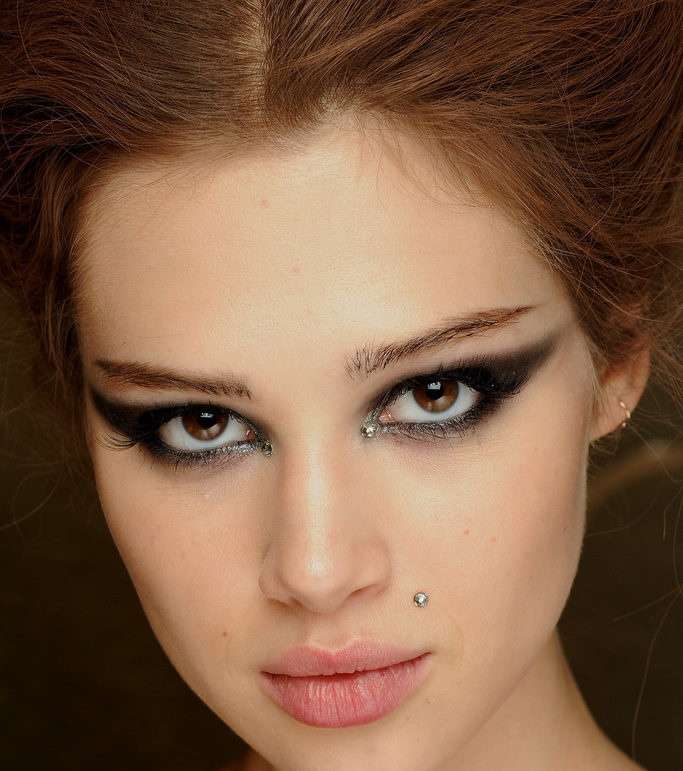 السموكي مع عيون القطّة