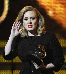أديل أفضل Pop Solo Performance عن أغنية Set Fire To The Rain