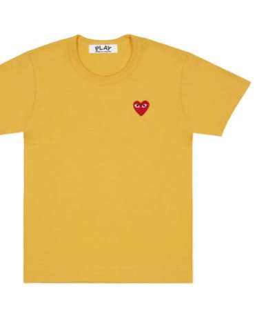 الـ TShirt المطبعة برسمة القلب من Comme des garcons play من ابرز صيحات صيف 2017
