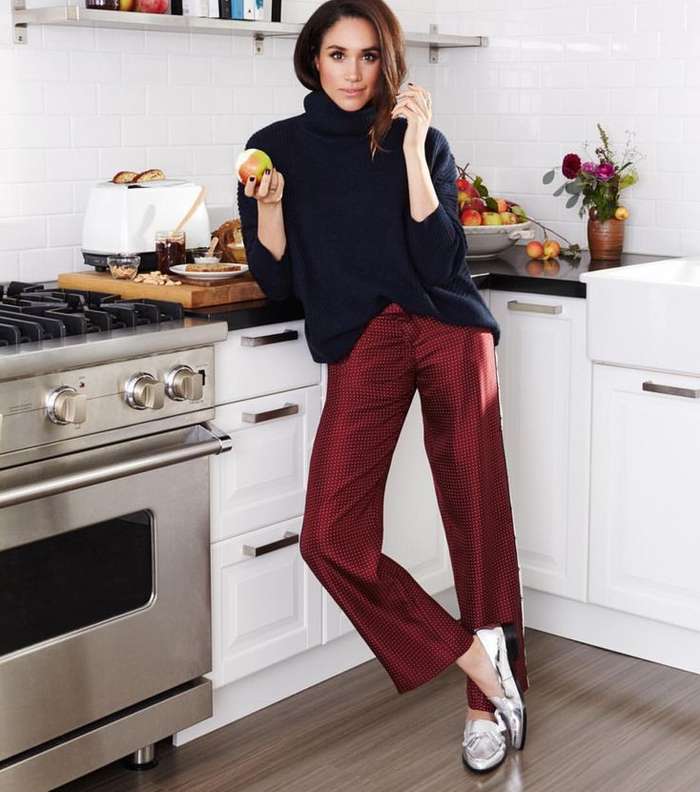 السروال الرسمي بطول الكاحل مع الكنزة بالياقة الكبيرة من صيحات موضة خطيبة الامير هاري