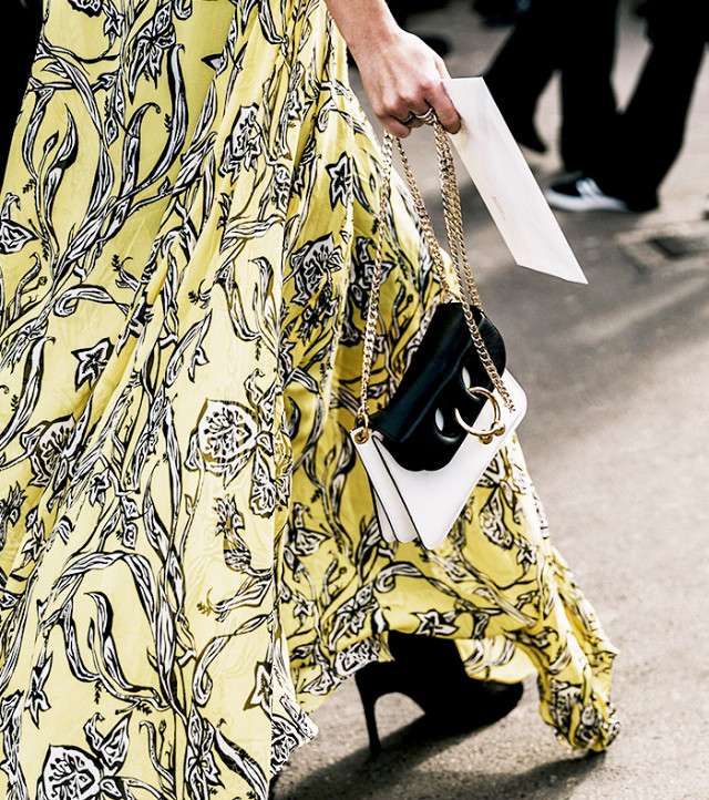 الاقمشة المطبعة بالازهار الكبيرة من النقشات التي تجعل اطلالتك تبدو ثمينة