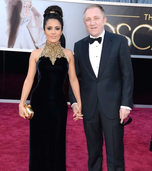 سلمى حايك وزوجها فرنسوا-هنري بينو يتألقان على السجادة الحمراء في حفل الأوسكار 2013