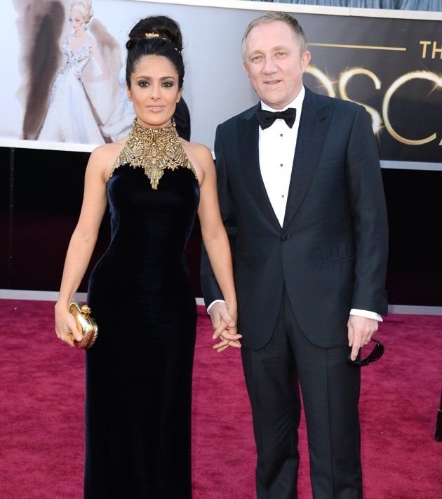 سلمى حايك وزوجها فرنسوا-هنري بينو يتألقان على السجادة الحمراء في حفل الأوسكار 2013