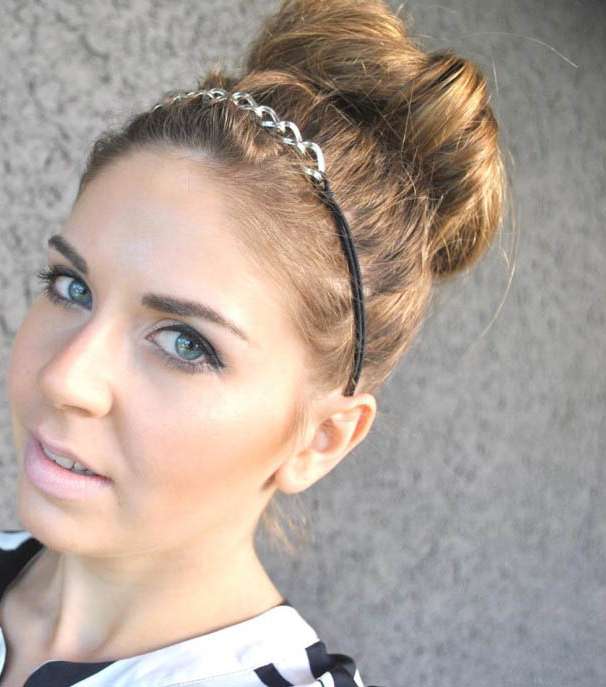 تسريحة الكعكة الكلاسيكية مع الأكسسوار